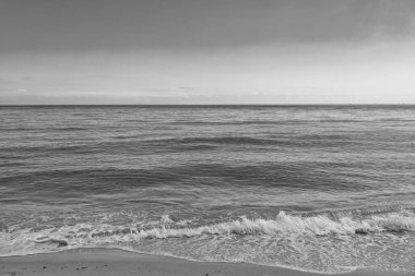 Manzaralı deniz manzaralı gökyüzü. Gün ışığında deniz manzarası fotoğrafı. Gün ışığında deniz manzarası. Yaz mevsimi doğayı gün ışığında.