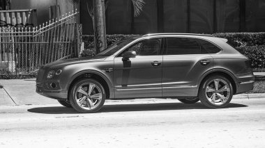 Miami Beach, Florida ABD - 15 Nisan 2021: Mor Bentley Bentayga v8 2015 SUv, ön manzara.