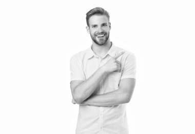 Mutlu adam izole edilmiş beyazı gösteriyor. Arka planda parmağı olan bir adam. Stüdyoyu gösteren adam. Tüylü bir adamın fotoğrafı..