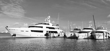 Yazın sahil limanında lüks bir yat. Tatil için sahil limanında bir yat. Sahil limanındaki yatın fotoğrafı. Sahil limanında yat..