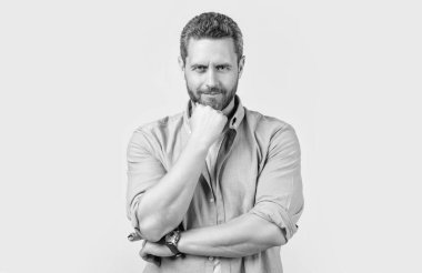 Kirli sakallı, normal gömlekli, olgun, şık bir adam. Gri arka planda sakallı, olgun, şık bir adam. Stüdyoda sakallı, olgun, şık bir adam. Sakallı olgun bir adamın fotoğrafı..