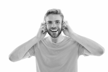 Kulaklıkla gülümseyen bir adamın resmi. Bin yıllık kulaklıklı bir adam beyaza izole edilmiş. Bin yıllık kulaklıklı bir adam. Stüdyoda milenyum kulaklıklı bir adam..