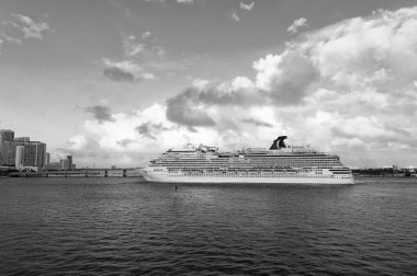 Miami, Florida ABD - 27 Aralık 2015: Carnival Cruise Lines gemisi, yan görüş.