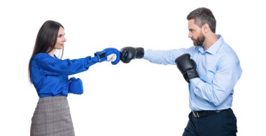 İş ortakları boks eldivenleriyle dövüşüyor. Öfke kontrolü. İki iş adamıyla iş kavgası. İş adamları birbirlerine karşı savaşırlar. İş kavgası. Tartışıyorlar ve işaret ediyorlar.