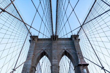 Brooklyn Köprüsü. New York 'un Brooklyn Köprüsü. Manhattan ve Brooklyn için New York Köprüsü. Manhattan 'a giden yol. New York 'un şehir mimarisi. Brooklyn dönüm noktası. Çarpıcı mimari.