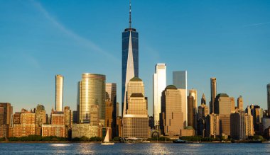 Manhattan silueti. New York şehri, Amerika. New York 'un gökdelen binası. Şehir mimarisi. Manhattan 'ın ortasında Hudson River' da. Metropolitan şehri. Gün doğumunda şehir manzarası. New York şehir merkezi.