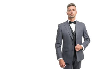 Papyonlu, mavi takım elbiseli olgun bir adam. İşadamı beyaz arka planda kopya alanı ile izole edilmiş. Takım elbise lideri..