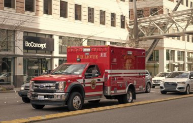Seattle, Washington, ABD - 2 Nisan 2021: Bellevue İtfaiye araçları kırmızı Ford.