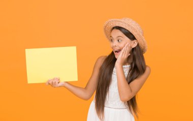 Reklam fotokopi alanı. Uluslararası Yaz Kampı. Hizmet veya mal tanıtımı. Genç kız yaz modası. Hasır şapkalı küçük güzellik. Çocuklar için yaz kampı. Seyahat konsepti. Yaz tatili kıyafeti.