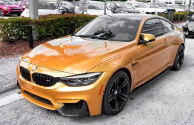 Miami Beach, Florida USA - 15 Nisan 2021: Sarı bmw m4, ön köşe manzaralı. Lüks spor araba..