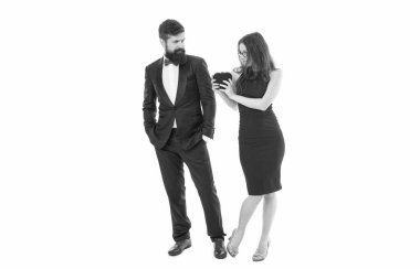 Özel bir gün. Evli erkek ve kadın. Sevgililer Günü. Sakallı adam smokin ve kız gözlükleri. Birbirine aşık çiftler kalplerini tutarlar. Nişan. Zarif bir çift resmi etkinliği. Aşk ve romantizm.