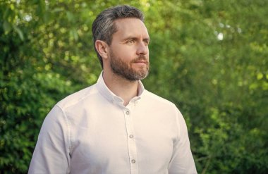 Beyaz gömlekli yakışıklı profesyonel bir yemlik..