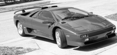 Miami Beach, Florida USA - 15 Nisan 2021: kırmızı Lamborghini Diablo, ön köşe manzaralı. lüks spor araba.