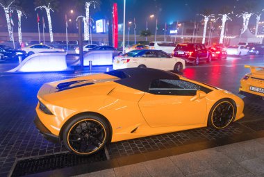 Dubai, Birleşik Arap Emirlikleri - 23 Aralık 2017: Lamborghini Huracan, yan görüş.