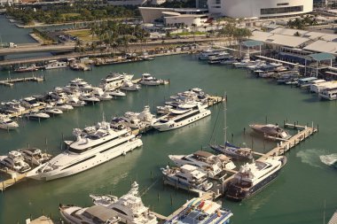 Miami Beach, Florida ABD - 23 Mart 2021: Yat limanında lüks tekneler.