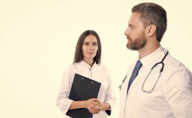 Diz üstü bilgisayarı ve hafıza kaybı olan hemşire ve doktor, seçici odaklanma. Doktor ve hemşire beyaz arka planda izole edilmiş. Stüdyoda hemşiresi olan doktor. Doktorla hemşirenin fotoğrafı beyaz önlük giyiyor..