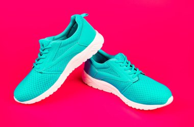 Alışveriş konsepti. Eğitim için ayakkabılar. Koşmak için spor ayakkabıları. Bir çift rahat spor ayakkabı. Spor mavi spor ayakkabılar. Pembe arka planda ayakkabılar. ayakkabı mağazası.