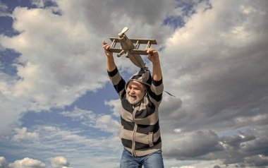 Mutlu emeklilik. Büyükbabayı oyuncakla şaşırttım. Emekli yaşlı adam dışarıda. Emekli olan yaşlı adam gökyüzü geçmişinde.