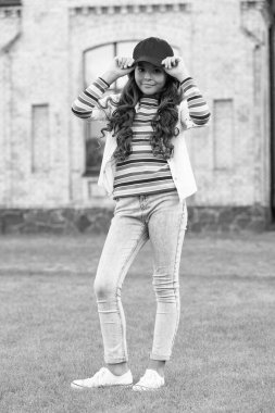 Pozitif genç kız modeli kollarını kavuşturuyor. Gençler gibi. Dışarıda dikilen genç çocuk..