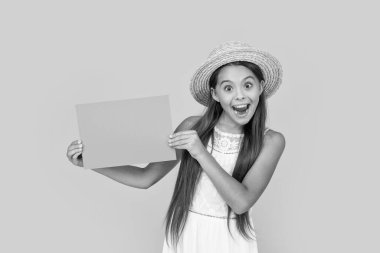 Sarı arka plandaki turuncu kağıtta fotokopi alanı olan hayrete düşmüş genç çocuk..