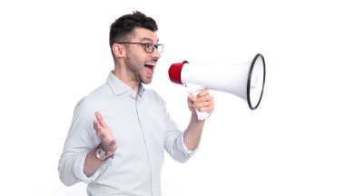 Megafonla anons yapan adamın fotoğrafı. Beyaz arka planda izole edilmiş megafonla anons yapan adam. Adam stüdyoda megafonla anons yapıyor. Bağıran adam megafonla anons yapıyor..