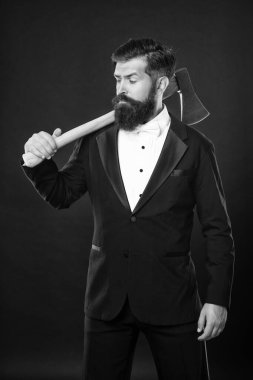 Berber arıyorum. Sakallı adam balta taşıyor. Acımasız berber. Balta traşı. Berber Dükkanı.