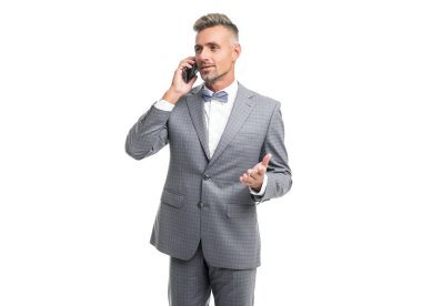 Mavi papyon takmış gülümseyen adam telefonda konuşuyor..