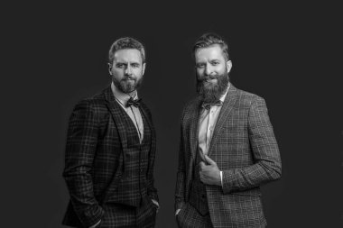 Smokinli resmi beyefendiler arka planda. Smokin giymiş resmi beyefendilerin görüntüsü. Smokinli resmi beyefendiler kırmızıda izole edilmiş. Smokinli resmi beyefendiler stüdyoda..