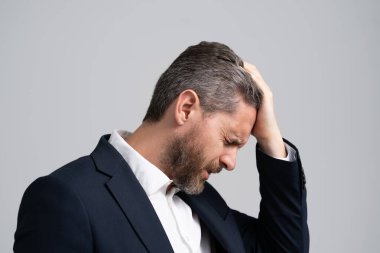 Yorgun ve stresli bir iş adamı migreni tuttu. Baş ağrısından bitkin düştü..