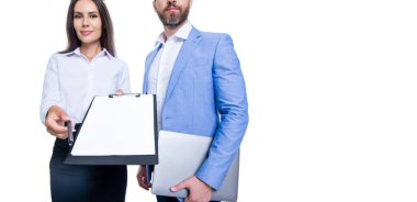 İş toplantısında sözleşme imzalamak. Başarılı pazarlıklar. Şirket birleşmesi. İş sözleşmesi imzalayan iş adamları izole edildi. İş ortaklığı. İş adamları analitiği. Seçici odak.