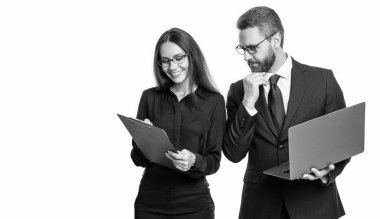 Stüdyoda yönetici ve sekreter, kopyalama alanı. İş sekreteri ve resmi giyim müdürü. İşletme sekreteri ve menajerinin fotoğrafı. Beyaz arkaplanda iş sekreteri ve yönetici izole edildi