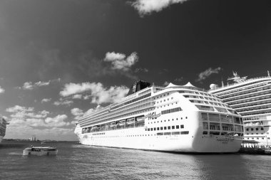 Nassau, Bahamalar - Şubat 18, 2016: Turne için muhteşem beyaz feribot.