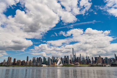 New York City, ABD - 05 Mayıs 2023 Manhattan 'daki gökdelenler şehrin üzerinde yükseliyor.