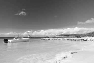 Yaz tatilinde egzotik deniz kenarında yat gezisi. Plajda yaz tatili yatının fotoğrafı. Yaz tatili yatı. Deniz manzarasında yaz tatili yatı.