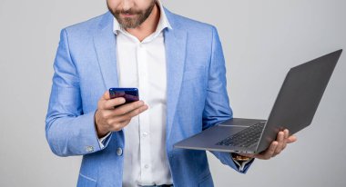 Serbest blog yazarı. Uzaktan kumanda serbest çalışıyor. İş adamı, ofis elbisesi içinde dinleniyor. İş başarısı. Bilgisayarda iş adamı iletişimi. İş geliştirme. Çevrimiçi çalışan serbest çalışan.