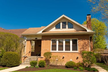 Banliyö ev mimarisi. Mimarlık konsepti. Mahalledeki bir mülk. Banliyö tasarımı. İkamet mimarisi. Mahalle sakinleri. Rahat bir mahalle. Kasaba evi.