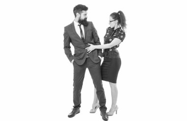 Modaya uygun ve zeki. İş ortaklarının modaya uygun bakışları. Sakallı adam ve resmi giysili seksi kız. Moda bir ofis gardırobu. Resmi iş kıyafeti. Moda ve tarz trendleri. Daha şık görün..