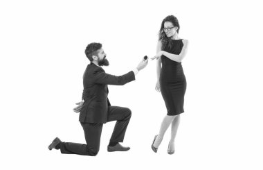 Gitmesine asla izin vermez. Sevgililer günün kutlu olsun. Smokinli çiftin resmi etkinliği. Birbirine aşık çift nişanı kutluyor. Düğün partisi. Adam diz çöküp evlenme teklif ediyor. Benimle evlenir misin? Evet dedim..