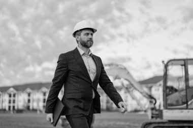 İnşaat müfettişi mimarlığı. İnşaat müfettişi inşaat alanında mimarlık yürüyüşü yapıyor. İnşaat müfettişi açık havada mimarlık yapıyor. İnşaat mühendisi fotoğrafı..