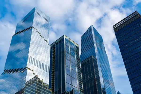 Metropolis City 'deki gökdelen. Şehir merkezinde gökdelen manzaralı. Bakış açısı. Gökdelen mimarisi. Gökdelen çağdaş mimarisi. Modern şehir perspektifi.