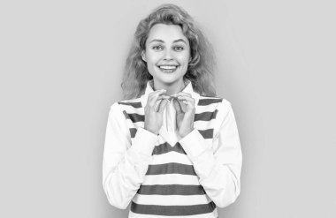 Pozitif kızıl saçlı kadının portresi. Kızıl saçlı kadının fotoğraf portresi. Gri arka planda izole edilmiş kızıl saçlı kadının portresi. Stüdyodaki kızıl saçlı kadının portresi..