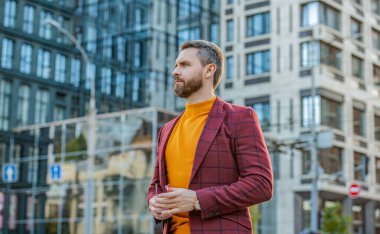 Sokakta beyaz erkek stili, erkek giyim. Kafkasyalı erkek tarzı dışarıda. Ceketli, beyaz adam tarzı bir fotoğraf. Beyaz adam tarzı açık hava..
