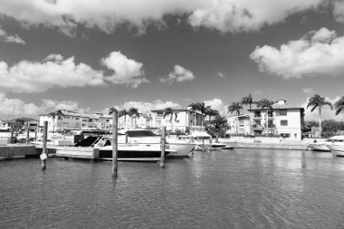 Limandaki yatın manzarası. Limandaki yat teknesi tatilde. Limandaki yat teknesi. Limana yanaşmış yatın fotoğrafı..