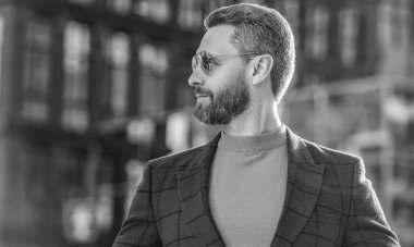 Dışarıda ceketli beyaz bir adam var. Sokakta şık bir adam. Dışarıda şık bir adam var. Ceket giyen şık bir adamın fotoğrafı..