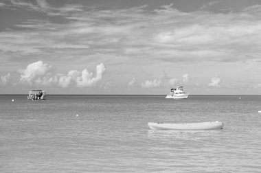 Tatil teknesi deniz kenarında, pankartta. Plajdaki yaz tatili teknesinin fotoğrafı. Yaz tatili teknesi. Deniz manzaralı yaz tatili teknesi.