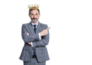 Takım elbiseli işadamı patron. Taç giymiş bir iş adamı. Büyük patron. İş başarısı ve liderlik. Başarılı bir işadamı olan patron beyazları soyutladı. Motivasyon ve ödül. En iyi teklif.