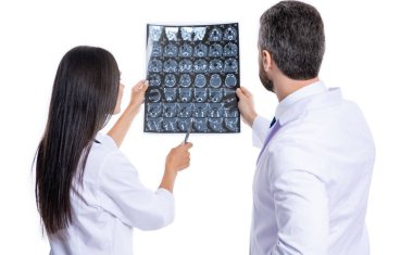 İki doktor Xray 'i klinik tanı koyuyor. Cerrah röntgen sonuçlarını kadınlara gösteriyor. Doktor nörolog. Doktor hastalık taraması yapıyor. Tıbbi teşhis. Teşhis ve tedavi. Doktor ofisi..