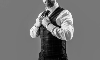 Resmi kıyafet giyen bir adamın fotoğrafı. Takım elbiseli bir adam. Gri arka planda resmi giyinen adam izole edilmiş. Stüdyoda resmi kıyafet giyen adam..