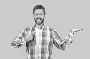 Sıradan giyinmiş, yönetmenlik yapan beyaz bir adam. Sarı arka planda, günlük gömlekli, sakallı, beyaz bir adam. Stüdyoda sıradan bir beyaz adam var. Beyaz adamın fotoğrafı. Kareli gömlek giy..