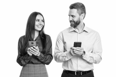 Beyazlar üzerinde izole iş arkadaşları iletişimi. İş arkadaşlarının stüdyo fotoğrafları iş iletişimine sahiptir. İki iş arkadaşı. Modern telefon iletişimi. mobil iş iletişimi
